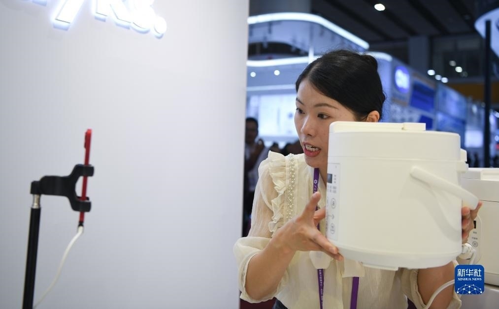 10月15日，參展的工作人員在展臺直播介紹家電產(chǎn)品。新華社記者 鄧華 攝