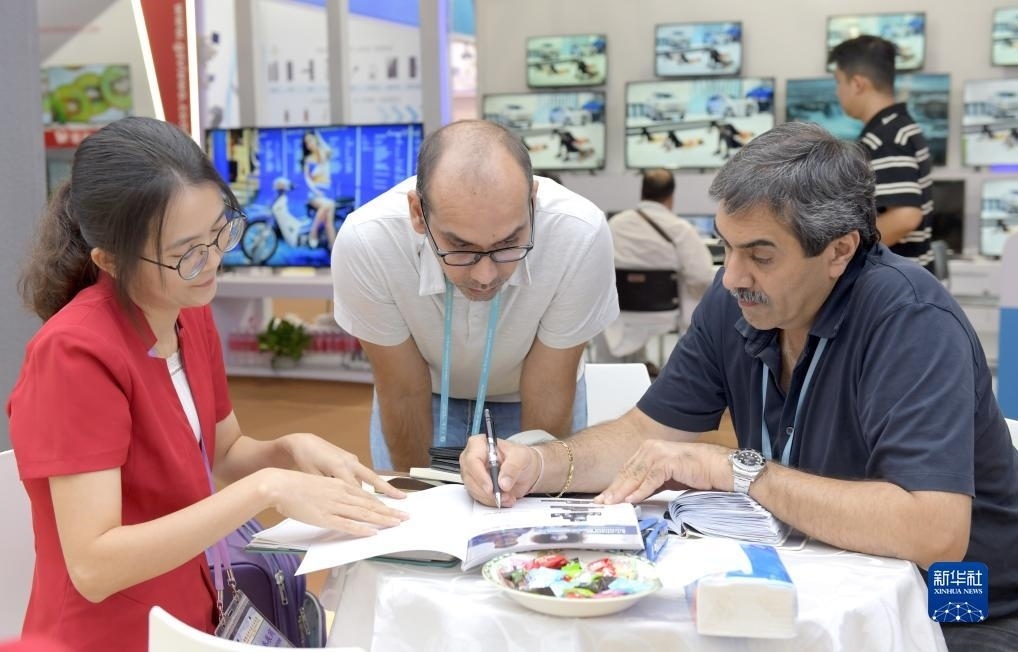 10月15日，客商在廣交會上洽談業(yè)務(wù)。新華社記者 盧漢欣 攝