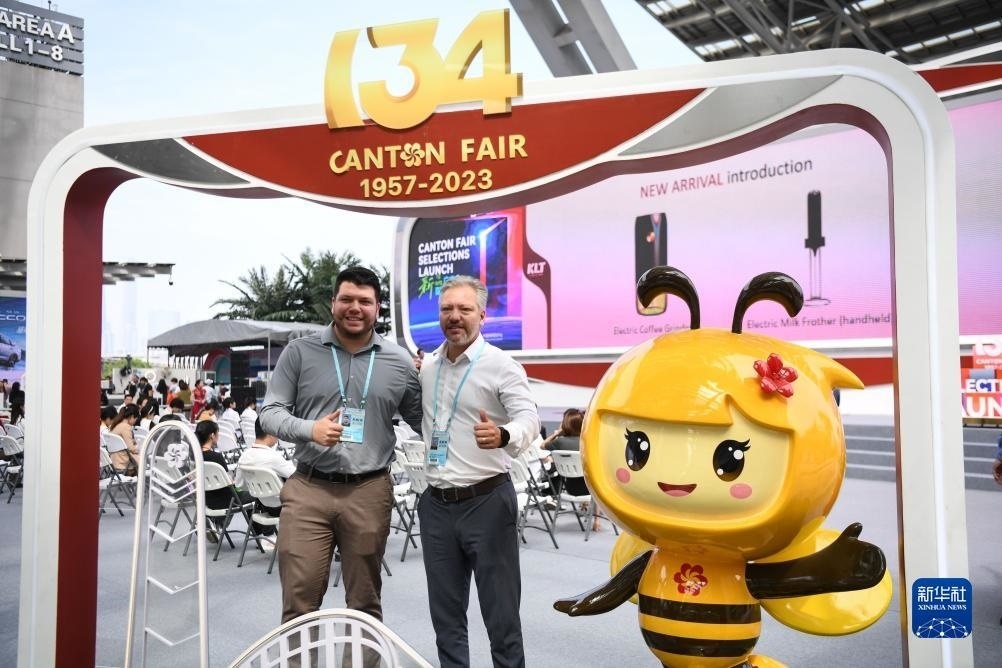 10月15日，來自巴西的采購商在廣交會上合影。新華社記者 鄧華 攝