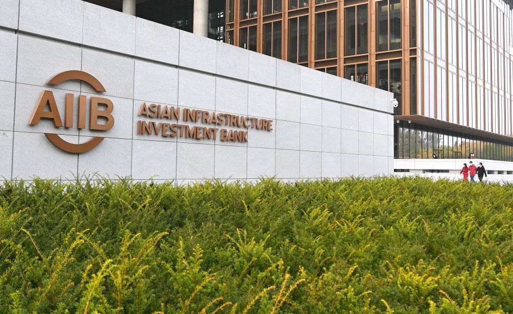這是亞洲基礎(chǔ)設(shè)施投資銀行（亞投行）標(biāo)志（2021年10月25日攝）。新華社記者 李賀 攝