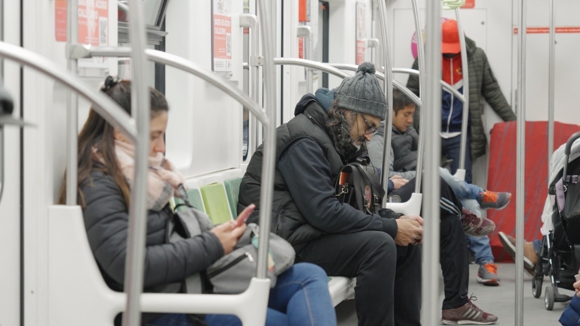 阿根廷布宜諾斯艾利斯市，乘客們乘坐A線地鐵從郊區(qū)前往市內(nèi)。人民網(wǎng)記者 張若涵攝