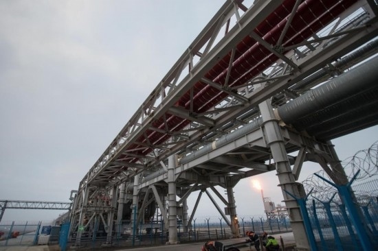 這是2018年8月8日在俄羅斯薩別塔拍攝的中俄亞馬爾項(xiàng)目輸氣管道。（新華社記者吳壯攝）