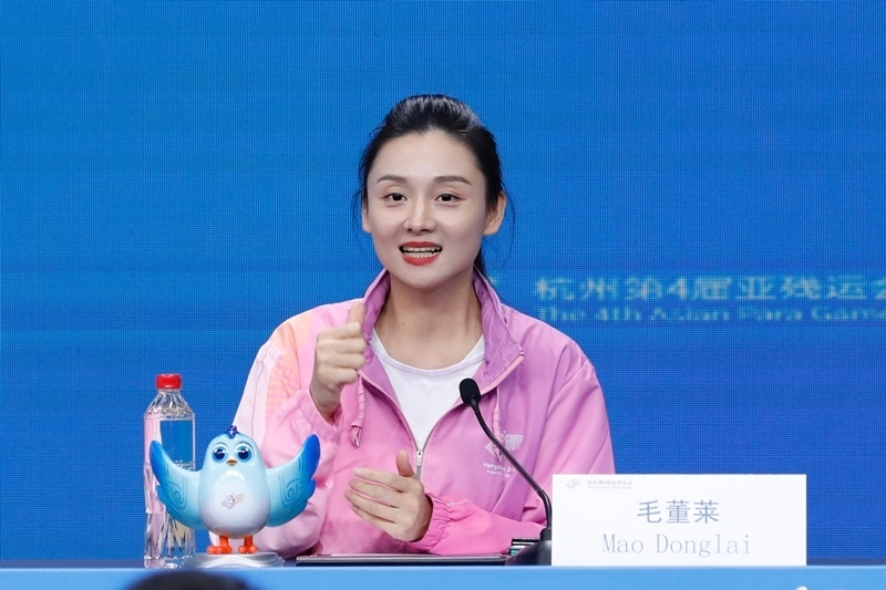 杭州市殘疾人綜合服務(wù)中心干事毛董萊介紹成為亞殘運會火炬手的經(jīng)歷。杭州亞殘組委供圖