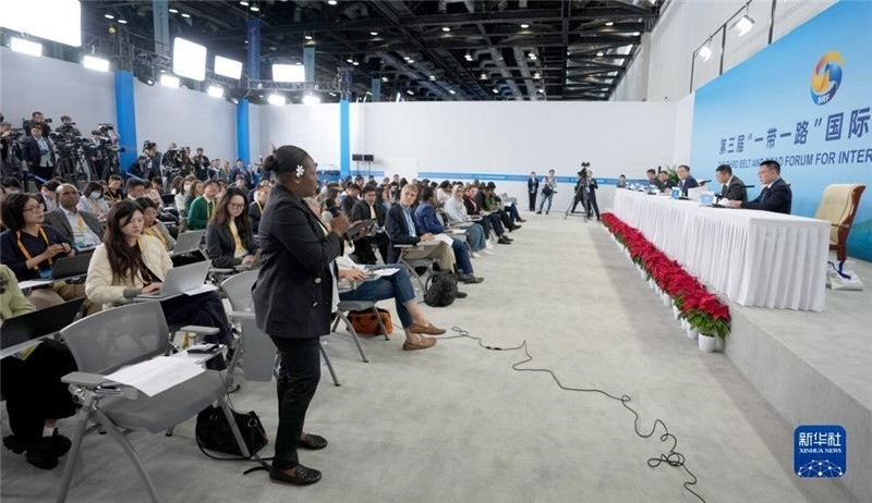 10月16日，第三屆“一帶一路”國(guó)際合作高峰論壇新聞中心在北京國(guó)家會(huì)議中心舉行首場(chǎng)吹風(fēng)會(huì)，邀請(qǐng)自然資源部國(guó)際合作司和相關(guān)單位負(fù)責(zé)人介紹有關(guān)情況，并回答記者提問(wèn)。新華社記者 王毓國(guó)攝