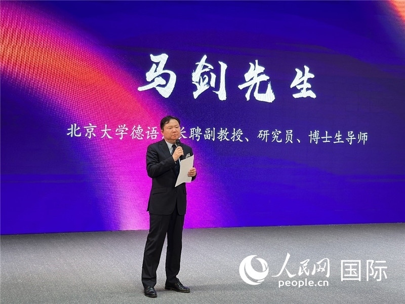 北京大學德語系長聘副教授馬劍點評學生表現(xiàn)。（攝影：張麗鷗）