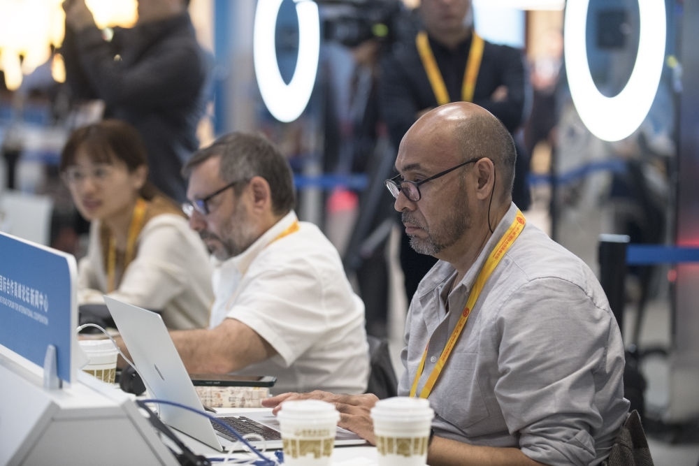 記者在“一帶一路”國際合作高峰論壇新聞中心工作（2023年10月17日攝）。