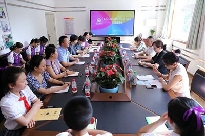 圖⑤：法治宣講結(jié)束后，重慶五中院組織召開座談會，聽取人大代表和朵力小學(xué)教師、家長代表對法院未成年人保護(hù)工作的意見建議。