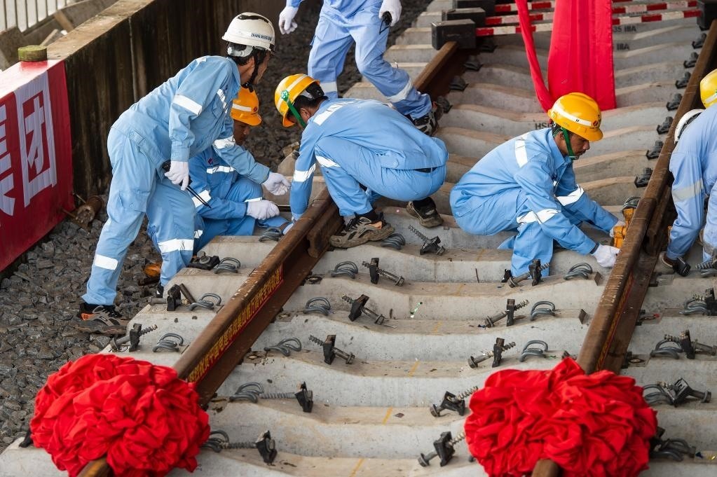 3月31日，在印度尼西亞雅加達(dá)雅萬高鐵哈利姆車站，工人鋪設(shè)雅萬高鐵全線最后一根鋼軌。