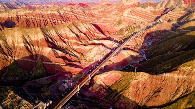 穿越丹霞地貌的火車。蘭州局集團(tuán)公司融媒體中心供圖