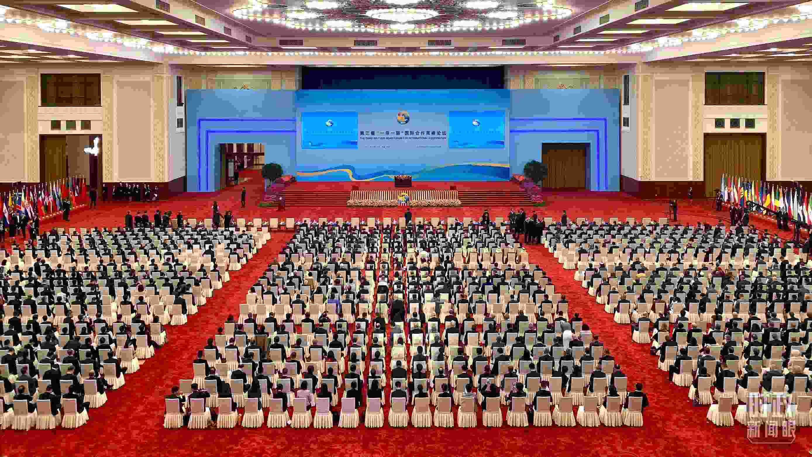 △人民大會堂宴會廳。這是開幕式之前的現(xiàn)場。（總臺央視記者李增仁拍攝）