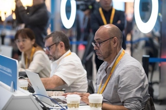 10月17日，記者在“一帶一路”國際合作高峰論壇新聞中心工作。新華社記者 張豪夫 攝