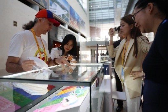 10月16日，參會記者在“一帶一路”國際合作高峰論壇新聞中心參觀展示的中國非物質(zhì)文化遺產(chǎn)展品。新華社記者 陳斌 攝