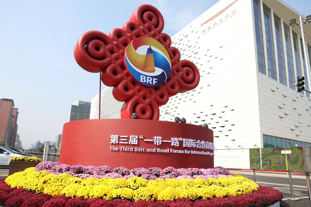 這是在北京國家會(huì)議中心附近拍攝的“一帶一路”國際合作高峰論壇景觀布置（2023年10月17日攝）。新華社記者 陳斌 攝