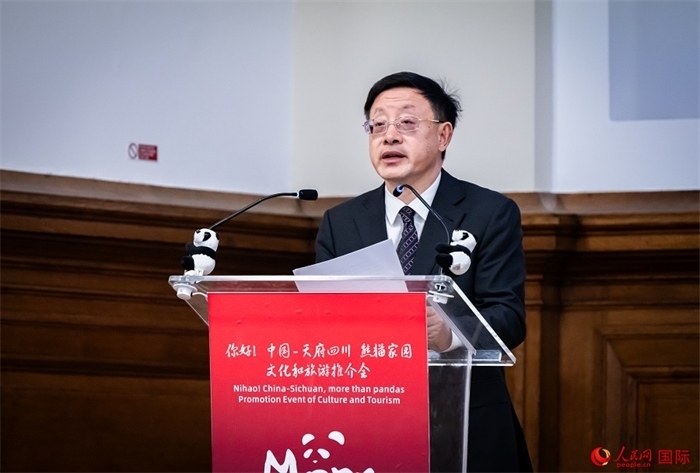 四川省文化和旅游廳廳長(zhǎng)戴允康作文化旅游推介。人民網(wǎng) 郭錦標(biāo)攝