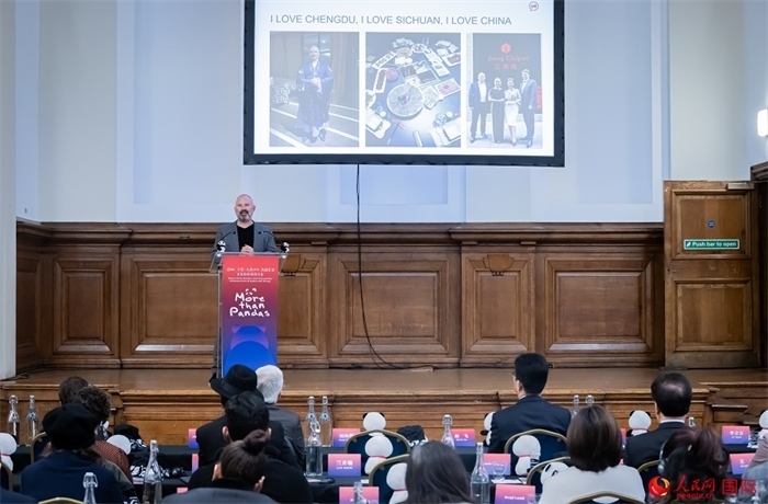 英國(guó)群英創(chuàng)意全球首席執(zhí)行官杰米·撒杰特在現(xiàn)場(chǎng)發(fā)言，分享如何進(jìn)一步提升四川旅游的國(guó)際影響力、吸引更多的英國(guó)游客。人民網(wǎng) 郭錦標(biāo)攝