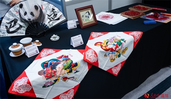 活動(dòng)現(xiàn)場(chǎng)的現(xiàn)場(chǎng)文創(chuàng)展、互動(dòng)體驗(yàn)區(qū)、非遺區(qū)展示。人民網(wǎng) 郭錦標(biāo)攝