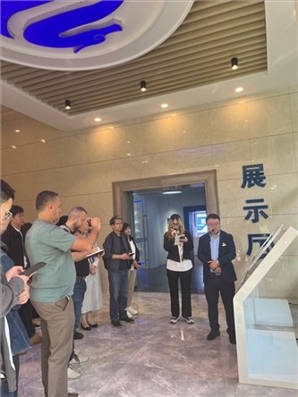 （在文瀾智谷中試產(chǎn)業(yè)基地，中外記者深入了解科技轉(zhuǎn)化情況 趙橙涔攝）