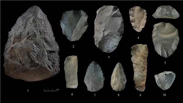 石制品 1.手斧 2、4、5.勒瓦婁哇石核（循環(huán)剝片法、優(yōu)先剝片法）3.勒瓦婁哇石葉石核 6.勒瓦婁哇石葉 7、8.勒瓦婁哇尖狀器 9.石葉 10.錐形石葉石核。中肯聯(lián)合考古隊(duì)供圖