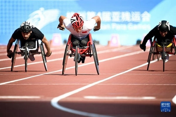 10月23日，中國(guó)選手龔文浩（左二）在杭州第4屆亞殘運(yùn)會(huì)男子100米-T34決賽的比賽中。他以15秒55的成績(jī)獲得該項(xiàng)目銀牌。新華社記者 江漢攝