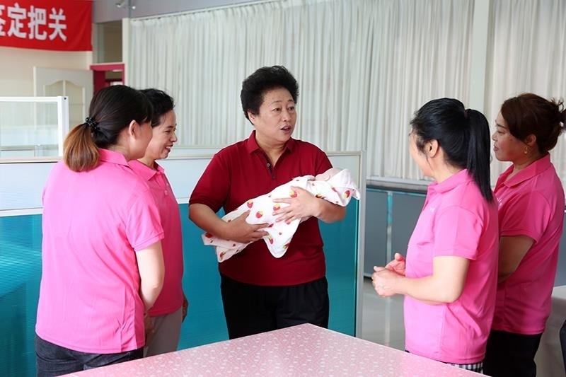 △2021年6月2日，卓長(zhǎng)立（中）指導(dǎo)正在接受培訓(xùn)的家政服務(wù)員。