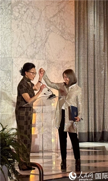 加州副州長(zhǎng)康伊蓮為方李邦琴獲獎(jiǎng)致辭。人民網(wǎng)記者 鄧圩攝