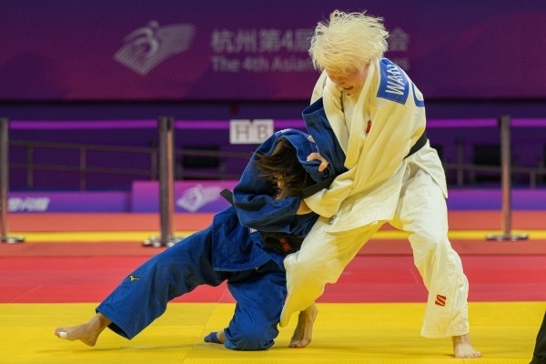 10月24日，杭州第4屆亞殘運(yùn)會柔道女子J2級57公斤級決賽舉行。圖為中國隊選手王嘉楠（右）和日本隊選手廣瀨順子在比賽中。圖片來源：杭州亞殘組委