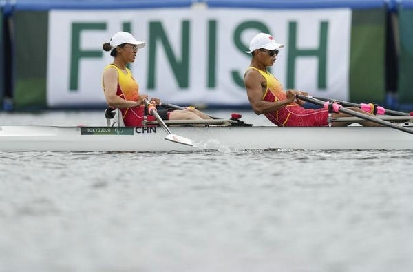 2021年8月29日，在東京殘奧會賽艇項目PR2級混合雙人雙槳決賽中，中國組合劉爽/蔣繼劍獲得銅牌。圖為劉爽（左）/蔣繼劍在比賽中。新華社記者 胡虎虎攝（資料圖）