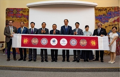 “絲路綺粲—中國絲綢藝術(shù)展”開幕式在匈牙利首都布達佩斯舉行。布達佩斯中國文化中心供圖