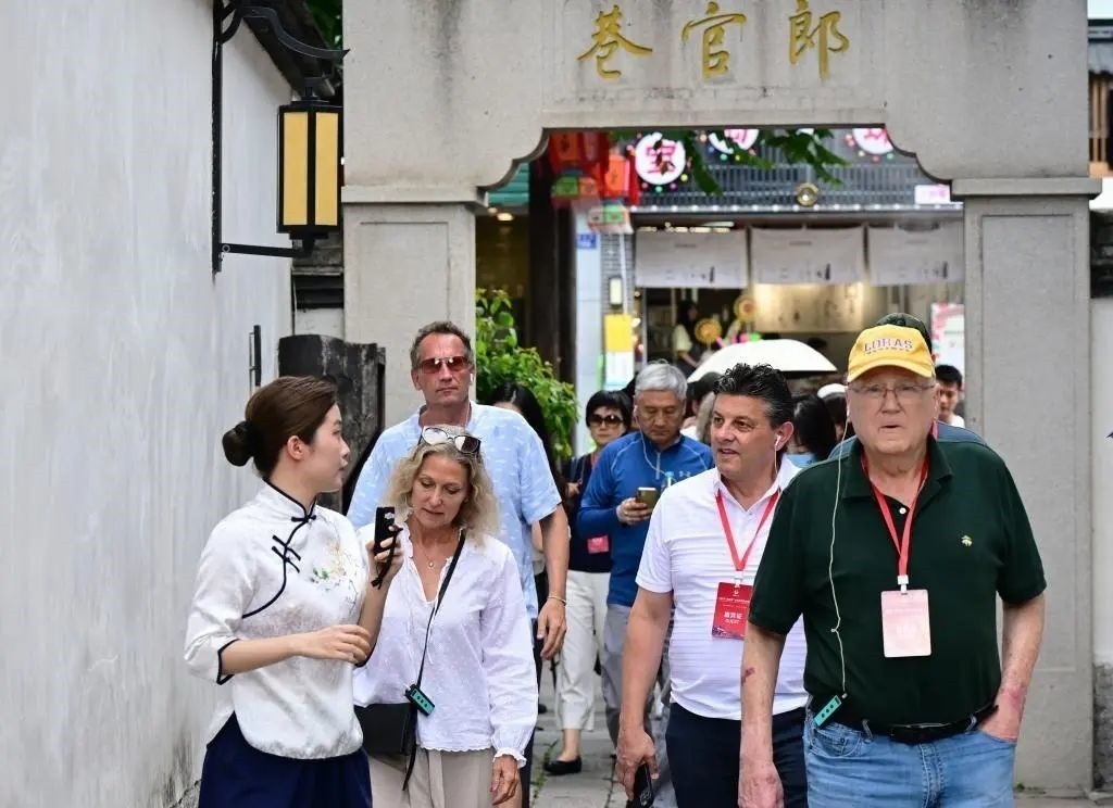 △2023年6月27日，“鼓嶺之友”部分成員和中美各界人士在福建福州南后街三坊七巷參觀訪問。