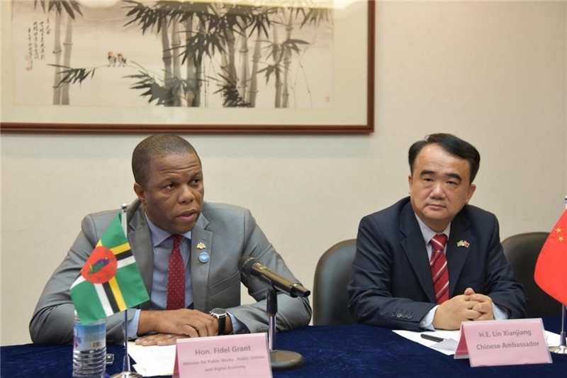 多公共工程部部長格蘭特（左一）向與會記者介紹赴華參會情況。駐多米尼克使館供圖
