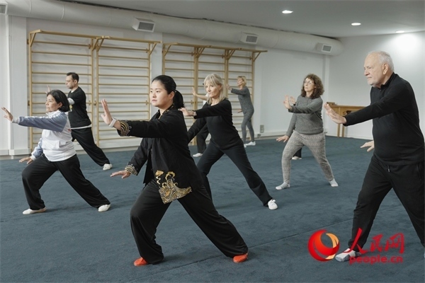 阿根廷武術(shù)俱樂部協(xié)會副會長陳敏正在教學(xué)。人民網(wǎng)記者 張若涵攝