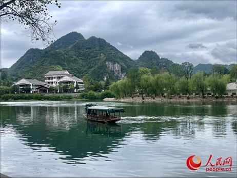 秋日的邊城鎮(zhèn)，青山滴翠、碧水含情。人民網 周靜圓攝