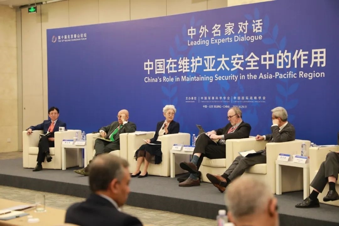 傅瑩(左三)反駁邁克爾·史文(左四)。斯基攝