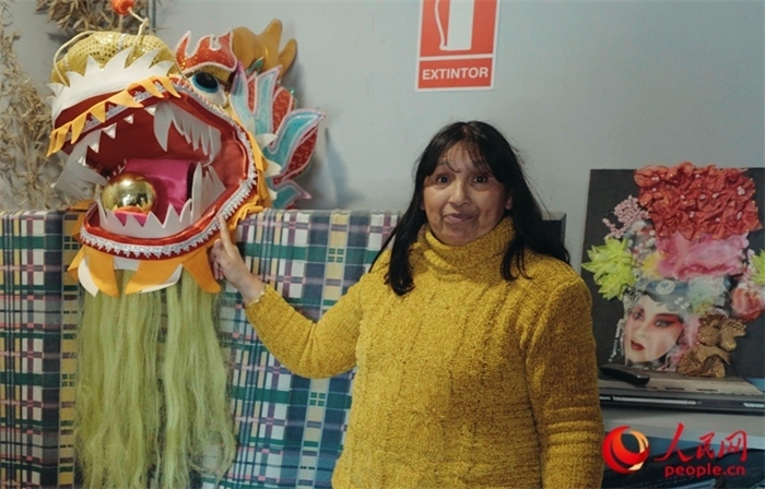 “熊貓閱覽室”一角。盧漢·梅洛為記者展示大使館贈送的龍頭。人民網(wǎng)記者 張若涵攝