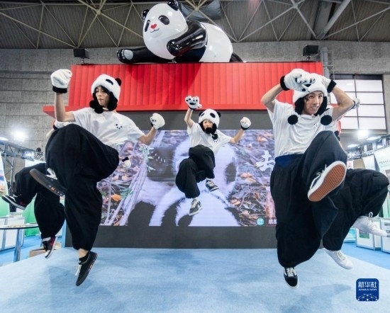  10月29日，街舞隊(duì)在日本大阪國(guó)際會(huì)展中心中國(guó)館表演街舞。新華社發(fā)（中國(guó)駐大阪旅游辦事處供圖）