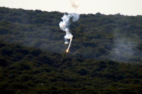 10月28日，閃光彈落在黎巴嫩納古拉樹林中燃起濃煙。新華社發(fā)（阿里·哈希紹攝）