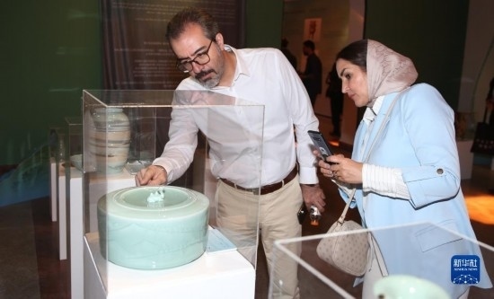 10月30日，人們?cè)谝晾实潞谔m伊朗國(guó)家藝術(shù)科學(xué)院觀看展出的展品。新華社記者 沙達(dá)提 攝