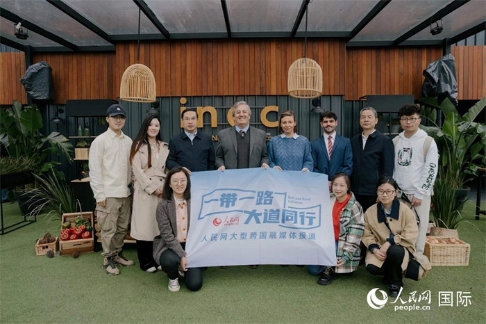 在烏拉圭第118屆普拉多牧農(nóng)業(yè)國(guó)際博覽會(huì)上，烏拉圭國(guó)家肉類協(xié)會(huì)主席與人民網(wǎng)記者合影。人民網(wǎng)記者 張若涵攝