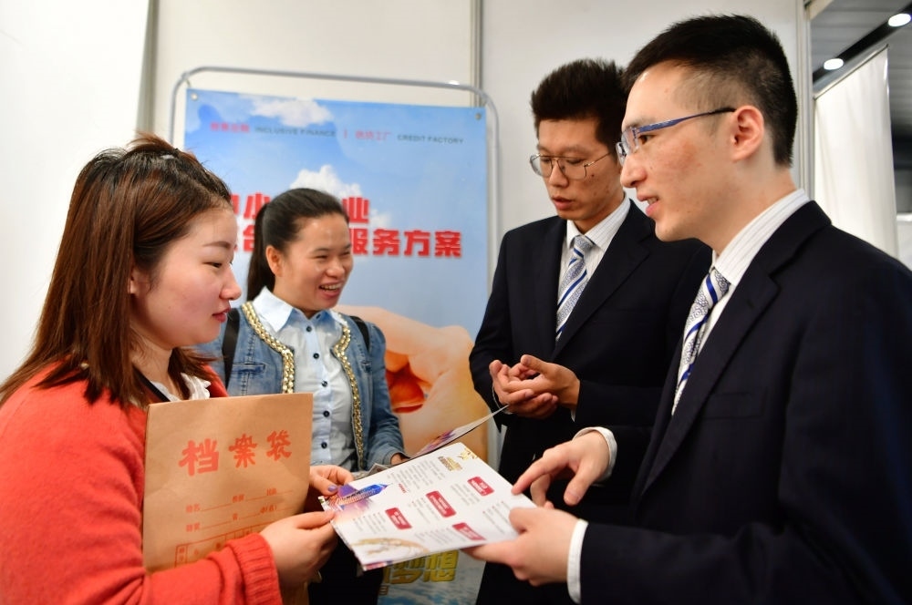 2019年5月9日，兩名鞋業(yè)公司的工作人員（左一和左二）向銀行工作人員咨詢中小微企業(yè)金融服務(wù)方案細(xì)則。當(dāng)日，福建自貿(mào)區(qū)福州片區(qū)稅企銀三方對(duì)接會(huì)在馬尾基金小鎮(zhèn)舉辦，來(lái)自傳統(tǒng)制造業(yè)、物聯(lián)網(wǎng)和電子商務(wù)等行業(yè)的企業(yè)代表參加對(duì)接會(huì)。新華社記者 魏培全 攝