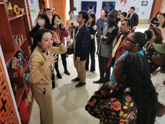 2023“一帶一路”媒體合作論壇聯(lián)合采訪團參觀仁和863科技園產(chǎn)品展示區(qū)。（本報記者 黃超攝）