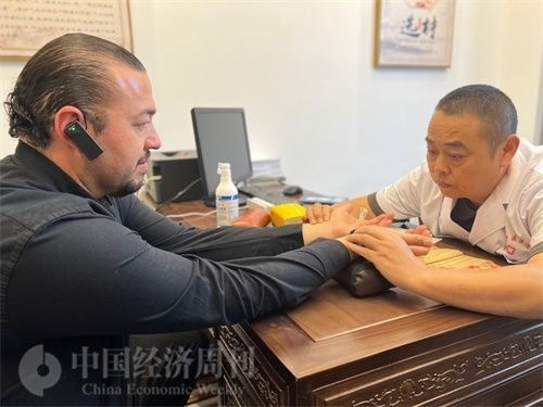  （外媒記者走進(jìn)中醫(yī)堂，問診中醫(yī)名師。中國(guó)經(jīng)濟(jì)周刊記者 郭志強(qiáng)攝）
