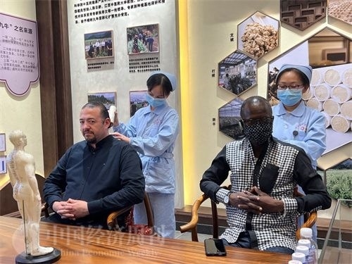  （外媒記者爭(zhēng)先恐后體驗(yàn)艾灸，直呼神奇。中國(guó)經(jīng)濟(jì)周刊記者 郭志強(qiáng) 攝）