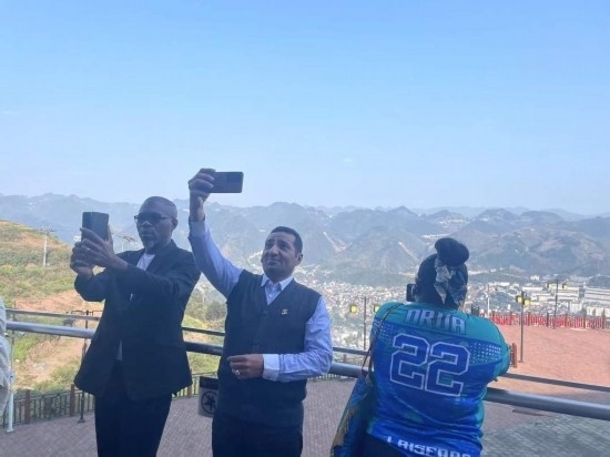 外媒記者在天釀景區(qū)拍照留念。本報記者葉子攝