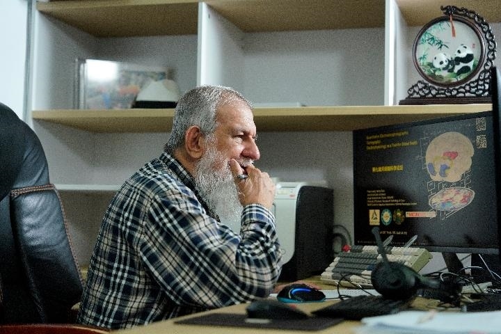 10月31日，古巴科學(xué)家裴德樂在電子科技大學(xué)做科研。