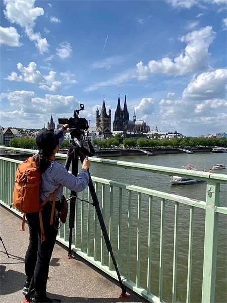 張偉民在德國(guó)科隆拍攝《萬里尋千》