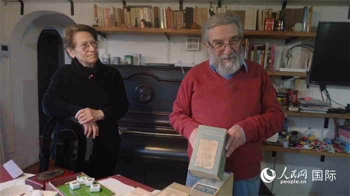 艾麗西亞·奧夫雷貢（左）和馬里奧·帕佐斯向記者展示家中收藏的西班牙語版《紅樓夢》。人民網(wǎng)記者 張若涵攝