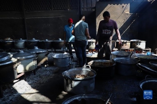 11月3日，在加沙地帶南部城市拉法，人們在煤氣中斷后用柴火做飯。新華社發(fā)（里澤克·阿卜杜勒賈瓦德攝）