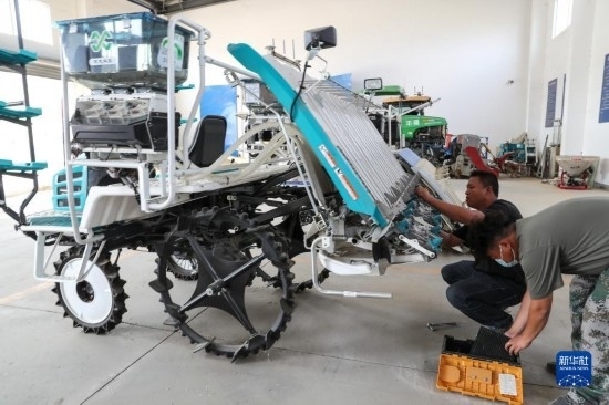 11月4日，技術(shù)員在南通市通州區(qū)十總鎮(zhèn)育民村農(nóng)場保養(yǎng)無人插秧機設(shè)備。