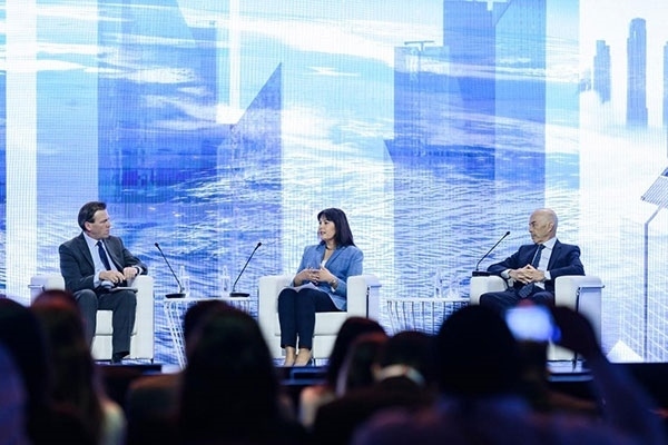 牛津大學研究全球化與發(fā)展問題的教授伊恩·戈爾丁（右一）表示，全球格局的變化是結(jié)構(gòu)性的，各國特別是西方國家必須順應(yīng)變化。迪拜商會供圖