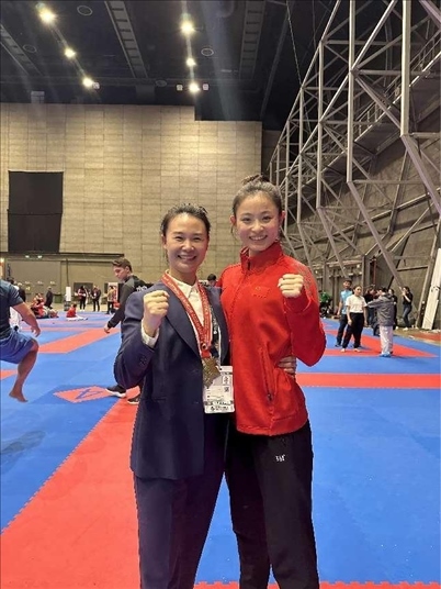 教練李紅（左）與龔莉（右）在2023年匈牙利布達(dá)佩斯世界空手道錦標(biāo)賽上合影。受訪者供圖